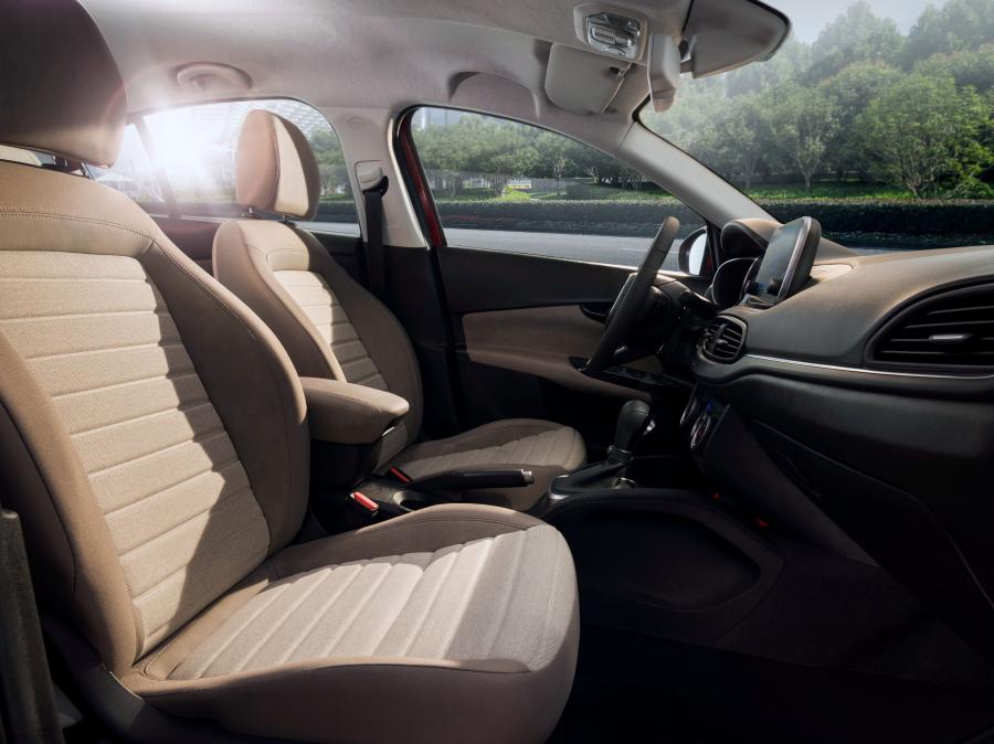 Интерьер Dodge Neon 2016 года  (UAE) (фото 7 из 14)